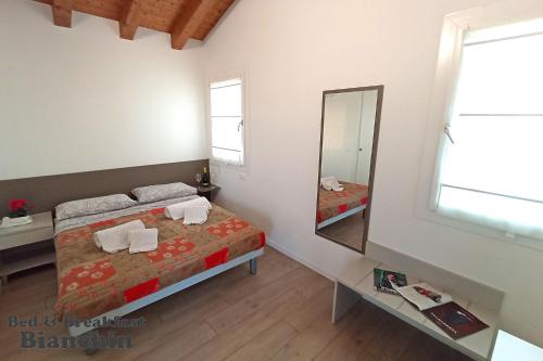Cama o camas de una habitación en B&B Bianchin via Trieste 67 Fiumicello-Villa Vicentina