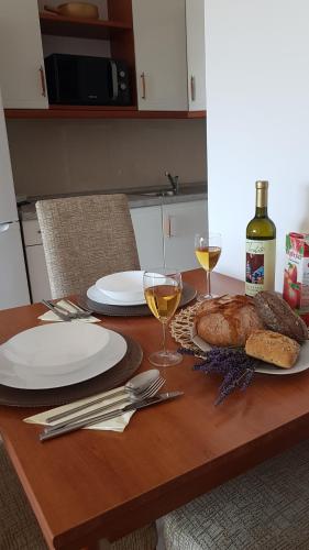 Comida no apartamento ou em algum lugar perto