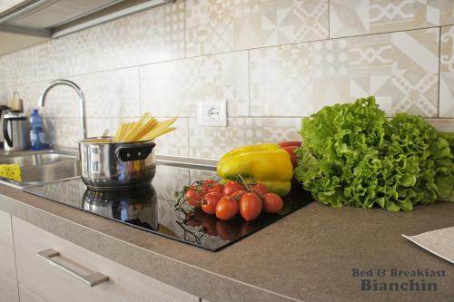 Una cocina o zona de cocina en B&B Bianchin via Trieste 67 Fiumicello-Villa Vicentina