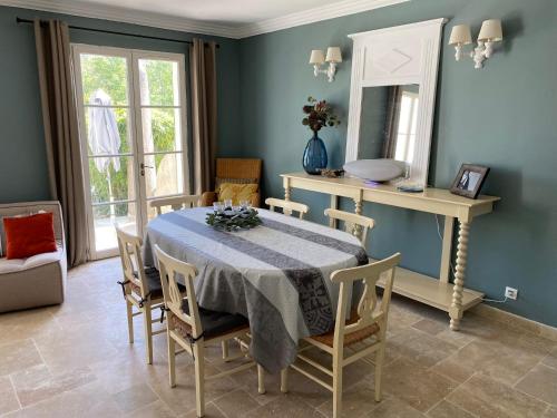una sala da pranzo con tavolo, sedie e uno specchio di Kleine Auszeit (Petite Pause) a Grimaud