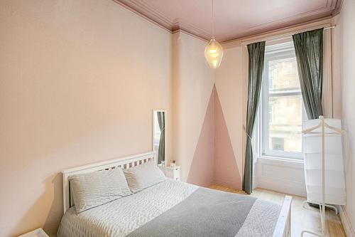 a bedroom with a bed and a window at Stylish Luxury 2-Bed Serviced Apartment in Heart of West End SSE Hydro Botanic Gardens in Glasgow