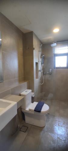 y baño con aseo, lavabo y ducha. en Studio with Privacy Balcony and NETFLIX at TimurBay Sea Front Residence, en Kuantan