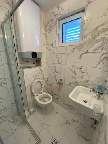 Ένα μπάνιο στο Villa Lime