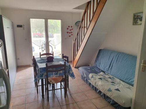 un salon avec une table et un canapé dans l'établissement Villa les ulysses 264, à Narbonne-Plage