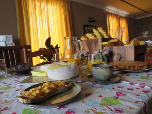 un tavolo con una tovaglia da tavola con sopra del cibo di Solar dos Alperces - Serra da Estrela - Turismo de Aldeia a Travancinha