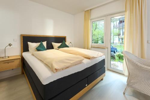 a bedroom with a large bed and a window at Thermen Appartements Gabriela, Appartement 24 qm in Bad Krozingen