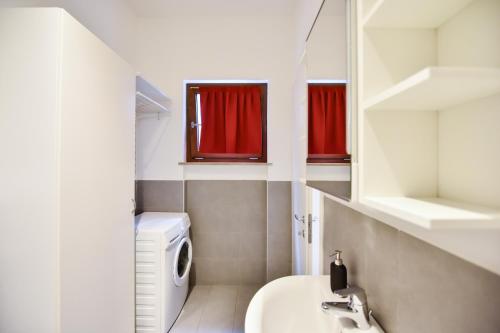 bagno con lavandino e lavatrice di Top Living Apartments - Appartamenti Saluzzo a Torino