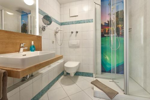 a bathroom with a sink and a shower at Thermen Appartements Gabriela, Appartemen 53 qm in Bad Krozingen