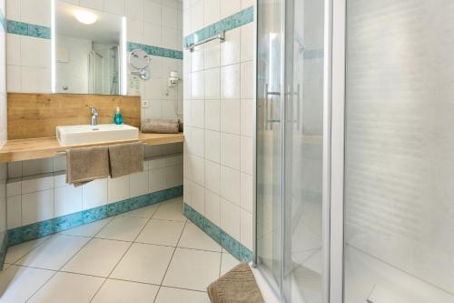 a bathroom with a shower and a sink at Thermen Appartements Gabriela, 38 qm in Bad Krozingen