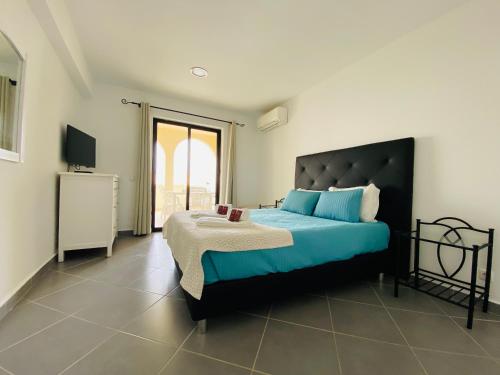 Tempat tidur dalam kamar di Apartamentos Poente da Aldeia