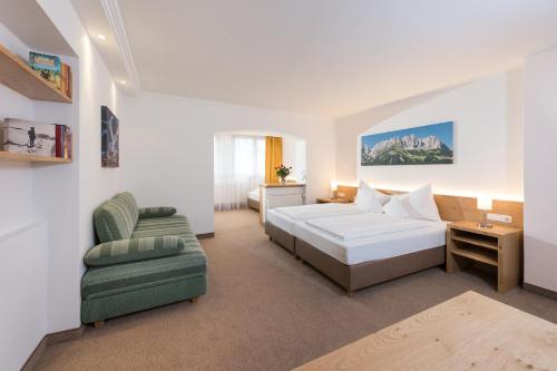 A bed or beds in a room at Hotel Resch