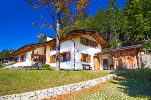 una casa en las montañas con un patio en Chalet Tremalzo, en Ledro