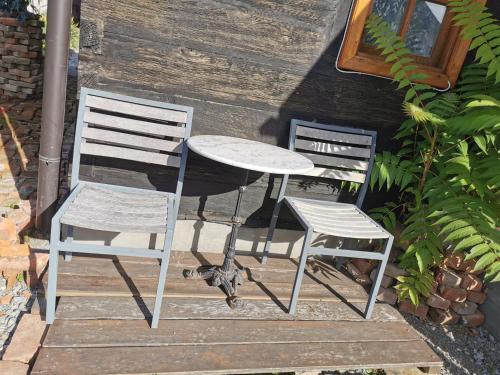 two chairs and a table and a table and two chairs at Studio Apartment Romeo in Velika Gorica