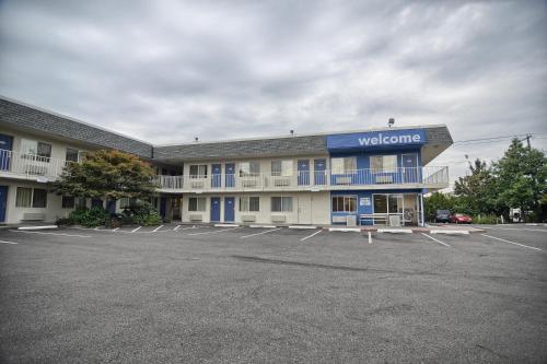 a hotel with a parking lot in front of it at Motel 6-Coeur D'Alene, ID in Coeur d'Alene