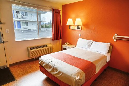 a hotel room with a bed and a window at Motel 6-Coeur D'Alene, ID in Coeur d'Alene