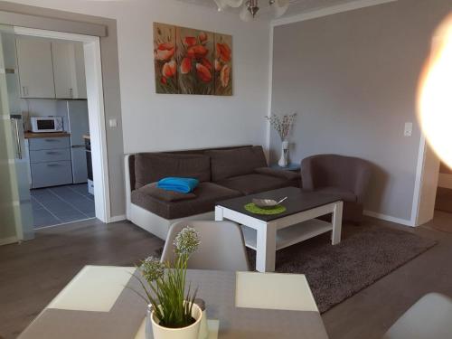 Vorder BollhagenにあるFerienwohnung Margareteのソファとテーブルのあるリビングルーム