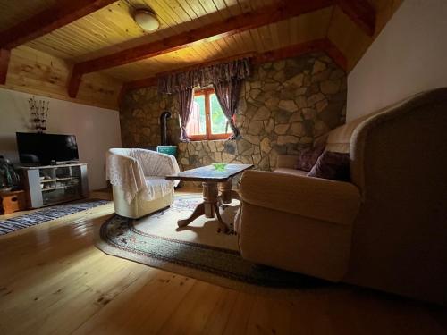 un salon avec un canapé et une table dans l'établissement Apartman A&A, à Žabljak