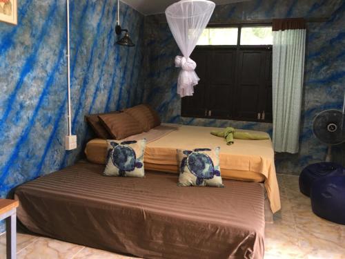 1 dormitorio con 1 cama con paredes azules en Poseidon Resort, en Ko Tao