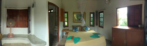 1 dormitorio con 1 cama y bañera en una habitación en Poseidon Resort, en Ko Tao