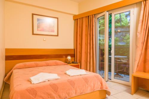 Tempat tidur dalam kamar di Corfu Hellinis Hotel