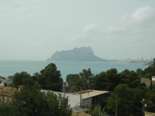 a view of the water with a mountain in the background at Hotel Restaurant Baladrar in Benissa