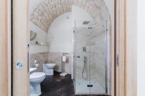 a bathroom with a shower and a toilet at Scicli Albergo Diffuso in Scicli
