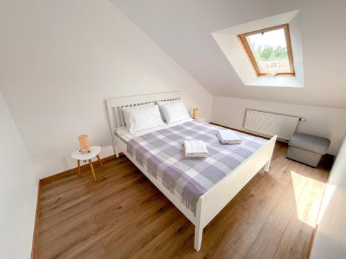 比爾什托納斯的住宿－Upės apartamentai，一间卧室配有一张带蓝色和白色床单的床。