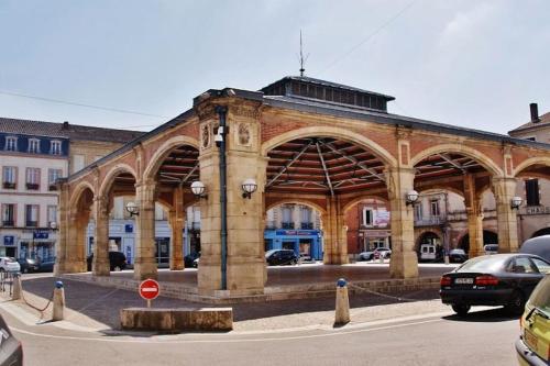 a large brick building with an archway on a street at T5 L'ATELIER in Valence-dʼAgen
