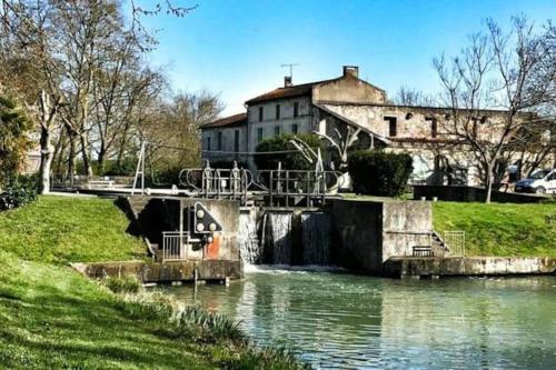 a house on the side of a river at T5 L'ATELIER in Valence-dʼAgen