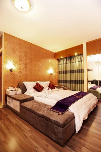 Una cama o camas en una habitación de Century Park Residence