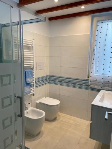 a bathroom with a toilet and a sink at Casa vacanze “ il Tramonto” in Milazzo