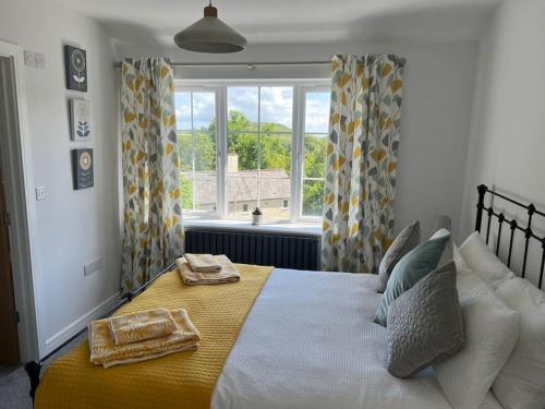 Un dormitorio con una cama con dos toallas encima. en The Haven at Halsons, en Bridport