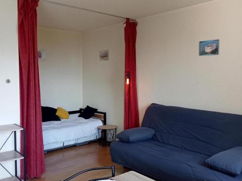 un salon avec un lit et un canapé dans l'établissement Studio ensoleillé proche plage, 4 pers, La Rochelle - FR-1-551-38, à La Rochelle