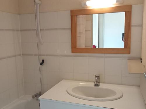 une salle de bain avec un lavabo, un miroir et une baignoire dans l'établissement Studio ensoleillé proche plage, 4 pers, La Rochelle - FR-1-551-38, à La Rochelle