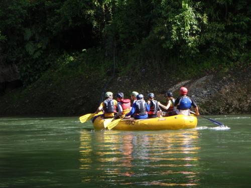 Un gruppo di persone su una zattera su un fiume di Marmore Charming House a Terni