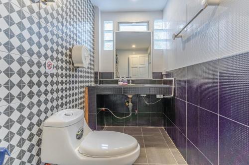 ein Badezimmer mit Toilette und Waschbecken in der Unterkunft Mew villa 2 pattaya in Pattaya South