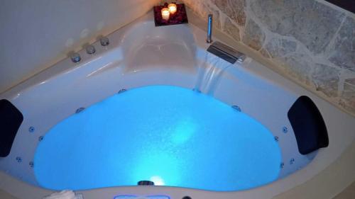 d'une baignoire avec une lumière bleue. dans l'établissement La Pintada Casa Rural, à Cañícosa