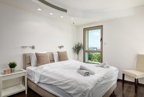 Postel nebo postele na pokoji v ubytování Beautiful 2bd family apt by the beach - pool & parking & gym