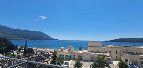 vista su una città e su una cassa d'acqua di Hotel Svarog a Bečići