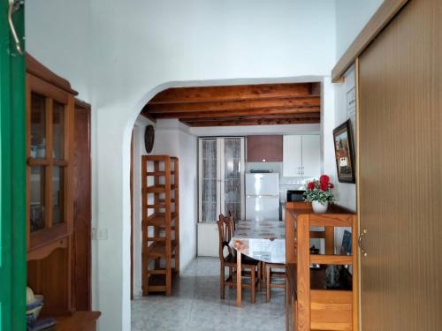 cocina y comedor con mesa y sillas en Casa Antonia Reyes, a la sombra de Famara, en Muñique