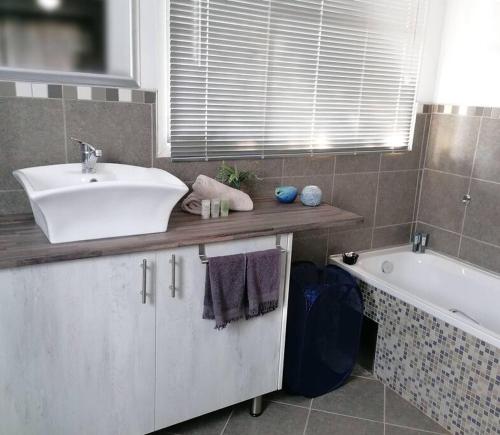 Ένα μπάνιο στο Greystoke - Furnished, self service apartment.