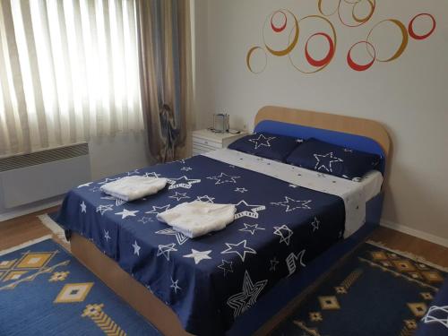 Un dormitorio con una cama con un edredón azul. en Ivana's apartment, en Bitola