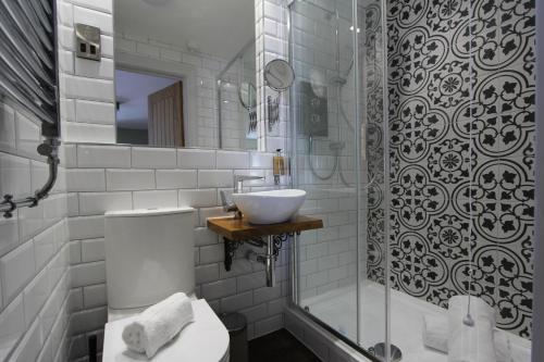 uma casa de banho com um lavatório, um WC e um chuveiro em Tyr Winch em Cardiff
