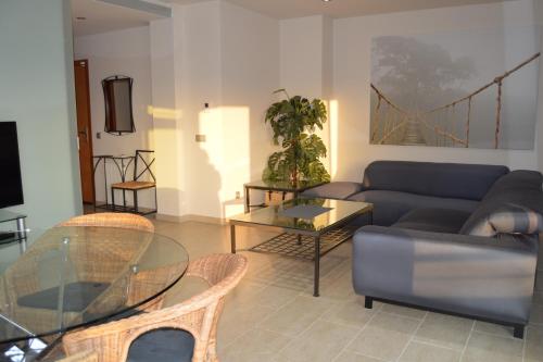 サン・アントニオ・デ・カランジャにあるApartment Ramonのリビングルーム(ソファ、ガラステーブル付)