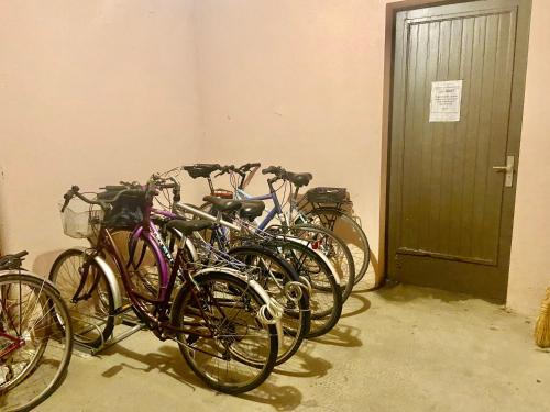 - un groupe de vélos garés à côté d'une porte dans l'établissement Appartement cossy 1 chambre pour 2 pers - rénové - terrasse - parking, à Dinard