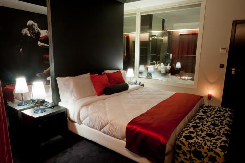 En eller flere senger på et rom på Vinyl M Hotel Design Inn