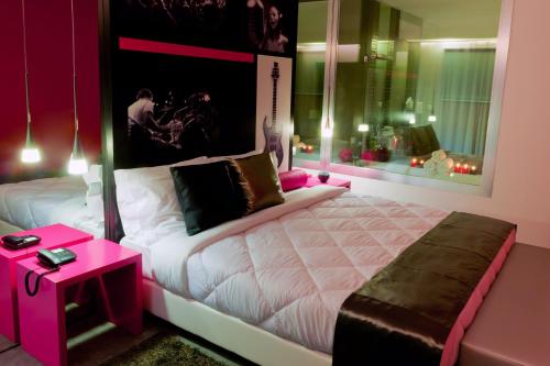 Uma cama ou camas num quarto em Vinyl M Hotel Design Inn