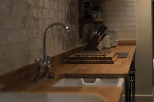 a kitchen counter top with a sink and a kitchen counter top with a sink at Carpenters Rest, Wighton Near Wells Next The Sea in Wighton