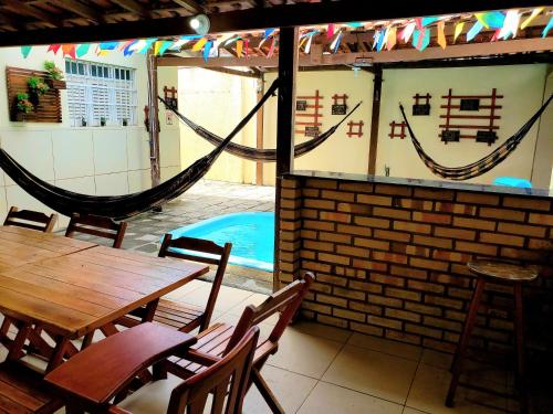 un patio con mesa, hamacas y piscina en Casa Campina Grande-PB Internet 500MB, Netflix, Ar en Campina Grande