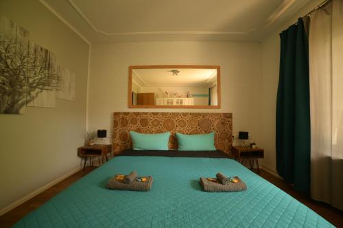 Yeti Lux - Family Garden Lodge tesisinde bir odada yatak veya yataklar